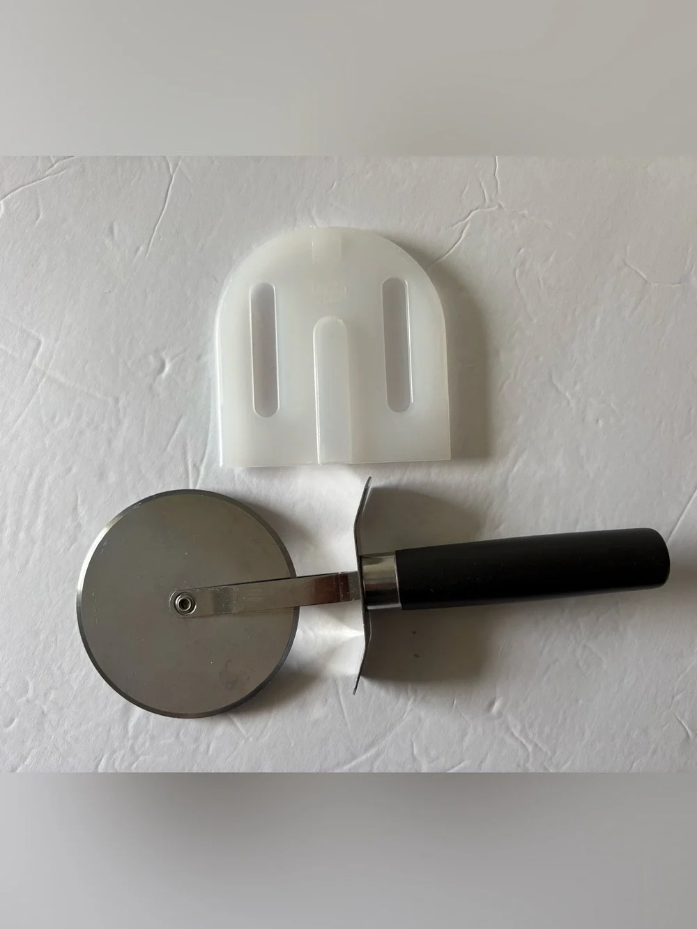 Pampered Chef Pizza And Crust Cutter With Guard Cover
